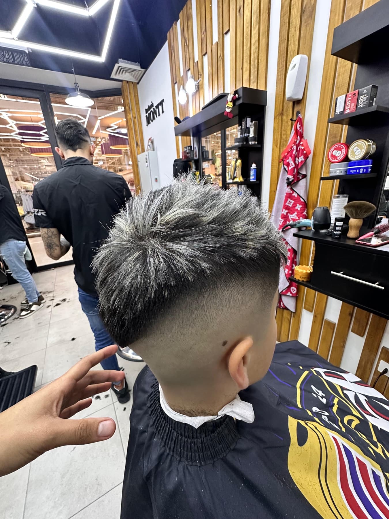 Degradado con pelo platinado